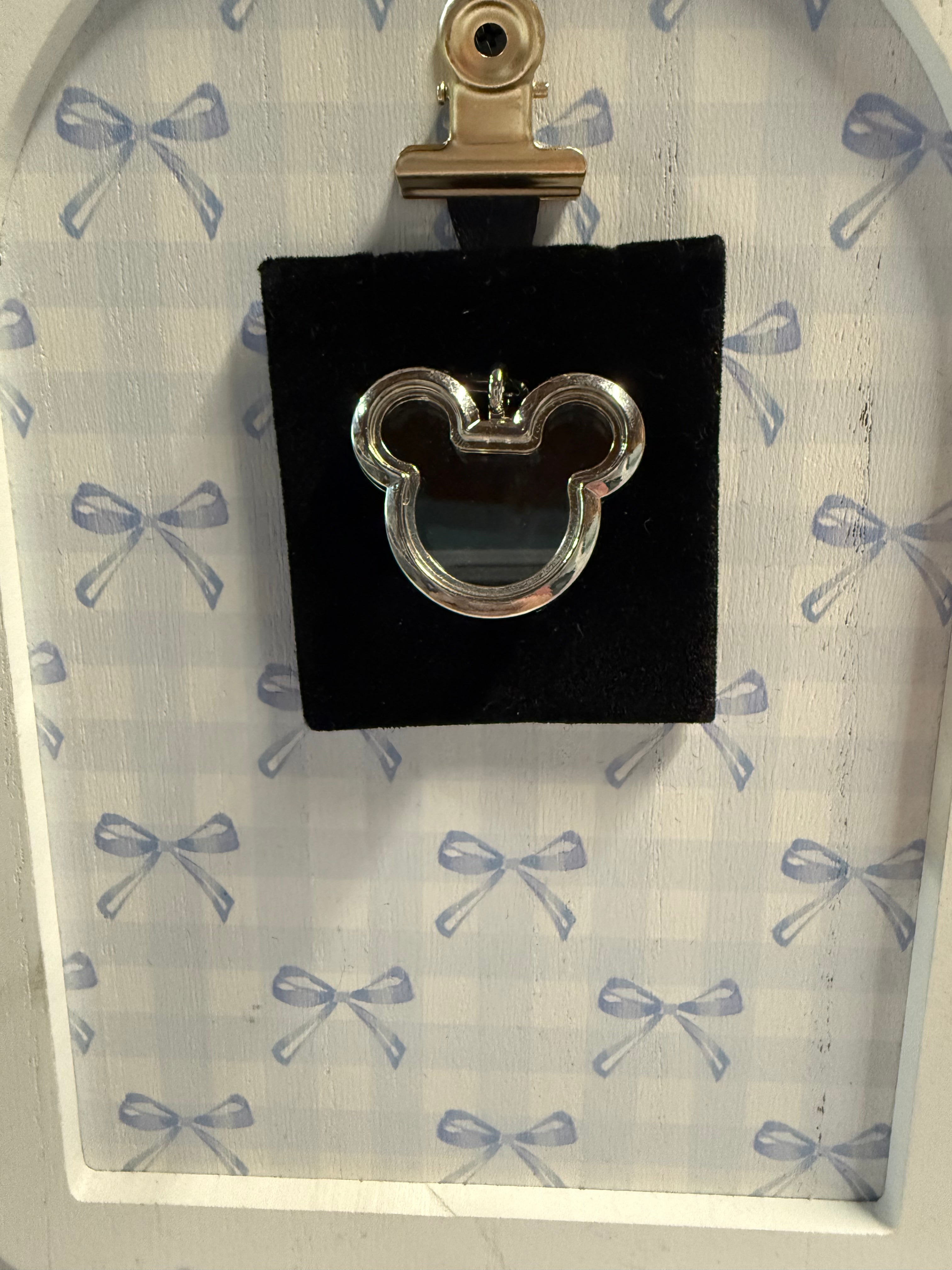 L-607: Mickey Locket